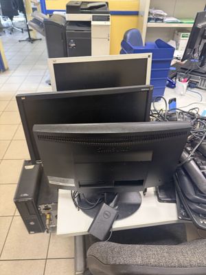 Lot de quatre écrans d'ordinateurs, quatre unités centrales,…