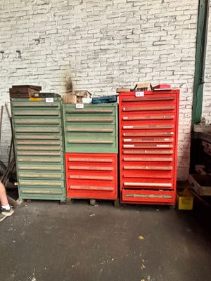 un homme assis sur un skateboard dans un garage