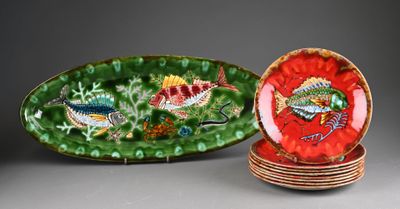 plusieurs assiettes aux motifs variés sont empilées les unes sur les autres