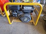 un petit moteur posé sur un chariot