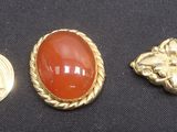trois pendentifs en or et en cornaline
