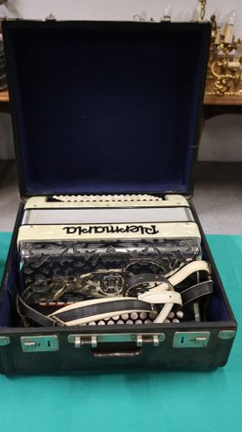 Accordéon PIERMARIA, quatre rang, quatre-vingts basses. A réviser...