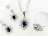 ensemble de bijoux en argent serti de pierres bleues et de diamants sur fond blanc