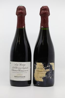 deux bouteilles de vin posées l'une à côté de l'autre sur une surface blanche