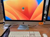 deux écrans d'ordinateur et un clavier sur un bureau