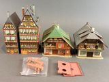 trois maisons miniatures alignées les unes à côté des autres