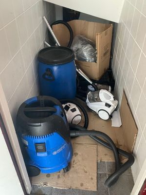 un aspirateur bleu et un seau bleu dans une pièce