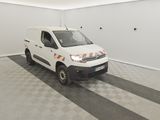 une camionnette blanche garée dans un garage