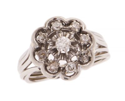 une image d'une bague ornée d'une fleur en diamant sur fond blanc