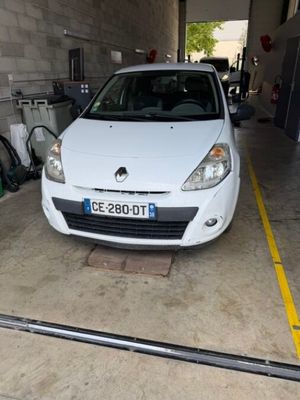 la photo d'une voiture blanche garée dans un garage