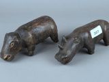 paire de rhinocéros sculptés en bois sur fond gris, avec étiquette de prix