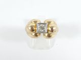 gros plan d'une bague en or et diamants sur fond blanc