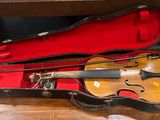 un violon dans un étui posé sur une table