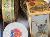 une boîte remplie de boîtes de conserve de toutes sortes posée sur une table