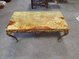 une table basse au plateau en marbre au milieu d'une pièce
