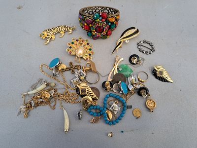 un tas de bijoux posé sur une table
