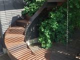 un escalier en bois qui monte le long d'un immeuble