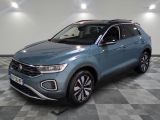 un SUV Volkswagen bleu garé dans un garage au sol carrelé