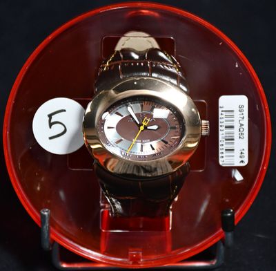 une montre posée sur une assiette rouge