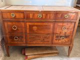 une commode surmontée de nombreux tiroirs