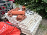 un tas de bois et d'autres objets posés par terre