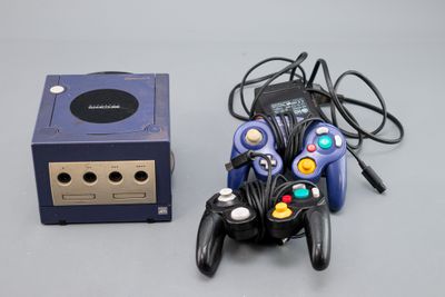 une manette de jeu vidéo à côté d'une boîte de jeu
