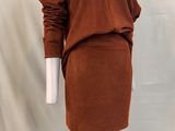 une photo d'un mannequin portant un pull et une jupe marron