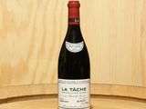 une bouteille de vin posée sur un tonneau