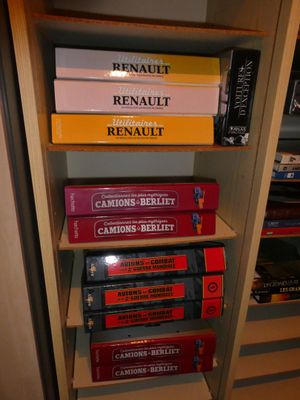 Les livres sont empilés les uns sur les autres dans une bibliothèque