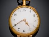 une image représentant une montre de poche en or avec un cadran blanc