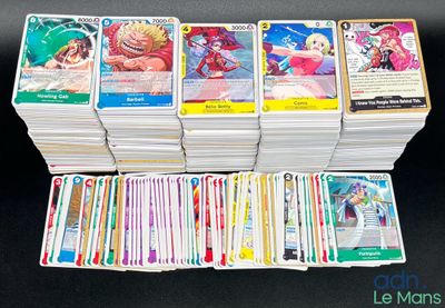 un lot de cartes posées sur une table