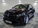la voiture noire est garée sur un sol en damier dans le garage