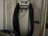 un gros tuyau fixé au mur d'un garage