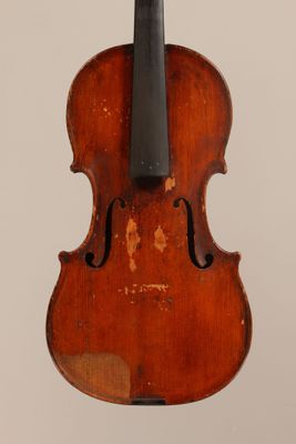 un vieux violon avec un archet accroché à son dos