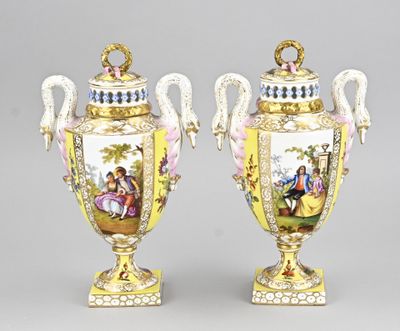 paire de vases anciens en porcelaine, ornés d'anses en forme de cygne et de scènes peintes