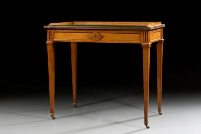 un bureau ancien avec un plateau en verre et des pieds