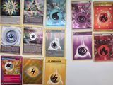 de nombreuses cartes accrochées au mur de cette pièce