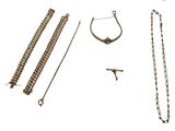une image représentant un assortiment de chaînes et de bracelets sur fond blanc