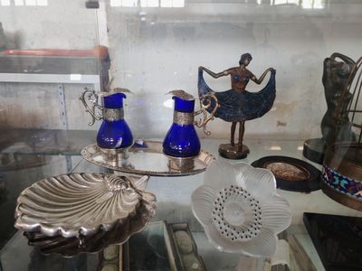 une vitrine en verre sur laquelle sont exposés divers objets en verre