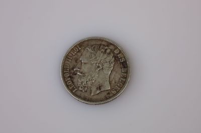 gros plan d'une pièce de monnaie sur une surface blanche avec un fond blanc