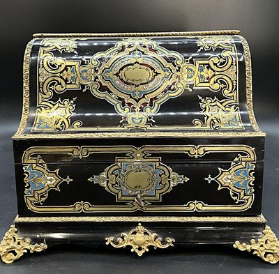 une boîte noire et dorée posée sur une table