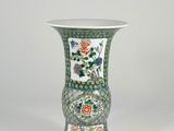 une image représentant un vase sur lequel sont peints des fleurs et des oiseaux