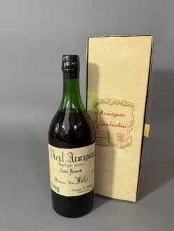 une bouteille de vin à côté d'une boîte