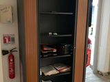 une armoire contenant un extincteur