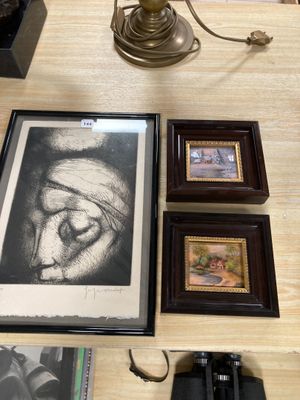 une table sur laquelle se trouvent une lampe, des photos et des images