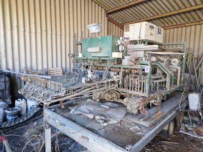une machine qui se trouve à l'intérieur d'un bâtiment