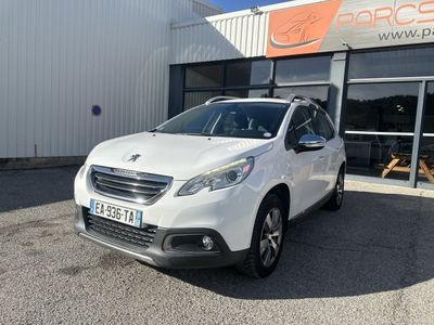 la voiture blanche est garée devant un bâtiment
