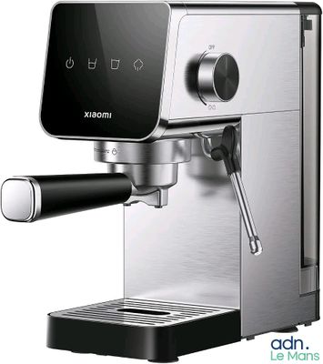 une image représentant une machine à café argentée avec une poignée noire