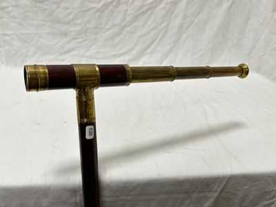 Un vieux télescope est posé sur une table recouverte d'un linge blanc.