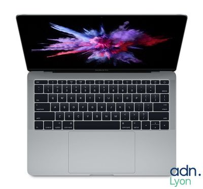 un gros plan d'un ordinateur portable avec son clavier, sur fond blanc
